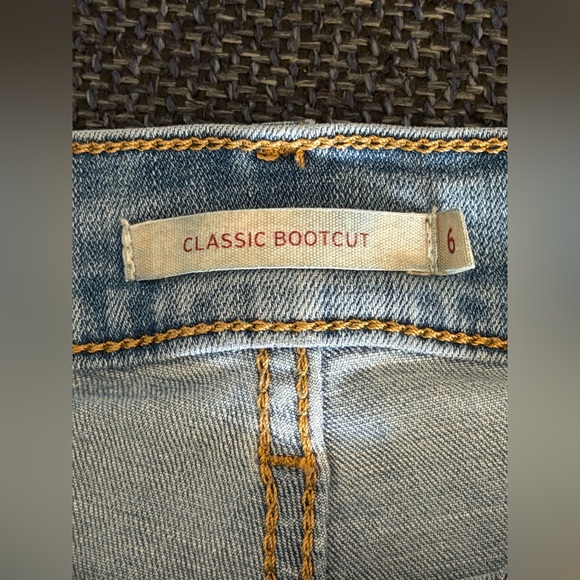 Levis Light Blue Denim Jeans - Picture 3 of 7